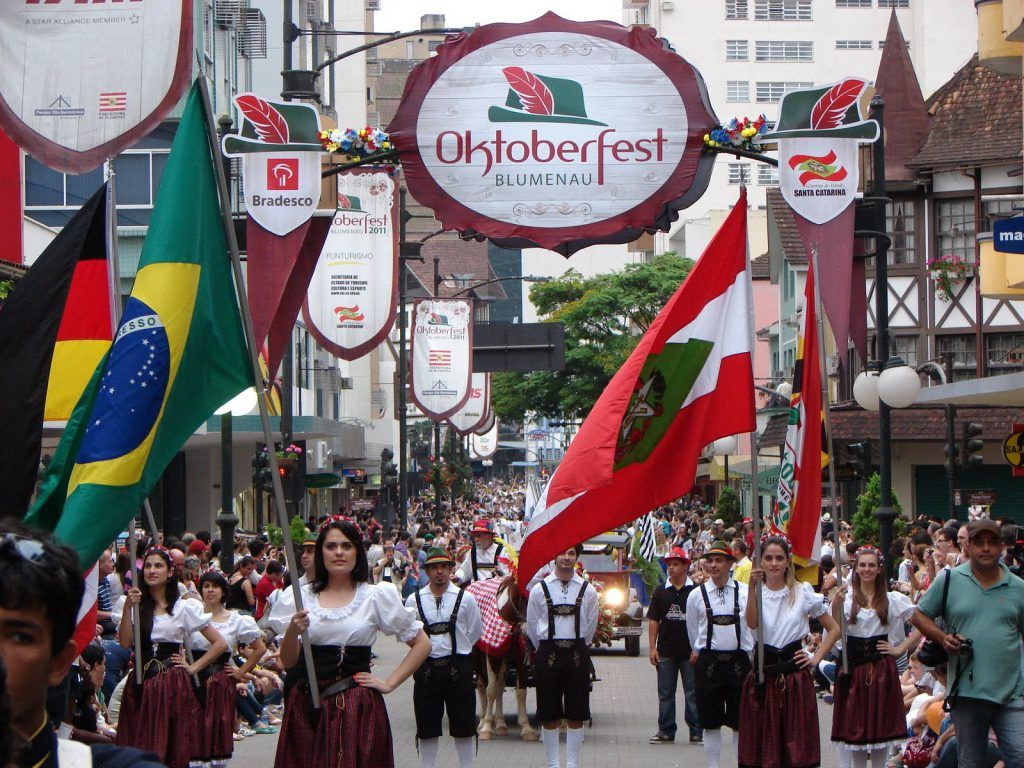 A Oktoberfest de Blumenau é a segunda maior do mundo, só perdendo para a de Munique.