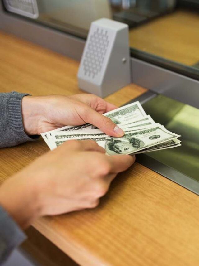 Homem vendendo dólar paralelo em casa de câmbio.