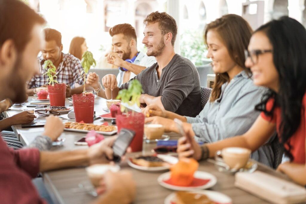 Intercambistas na Austrália em um restaurante