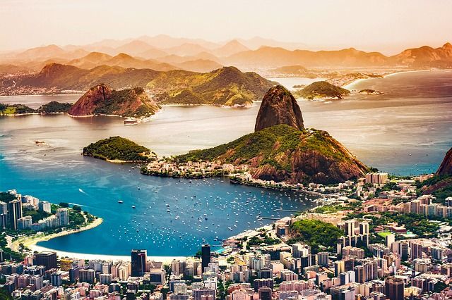 O turismo influencia na cotação do dólar. Quanto mais estrangeiros visitando o Brasil, melhor para a cotação.