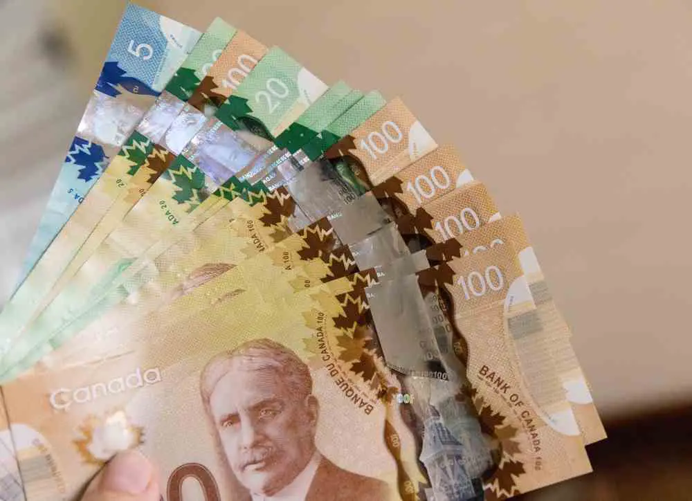 O CAD é a moeda  utilizada no Canadá