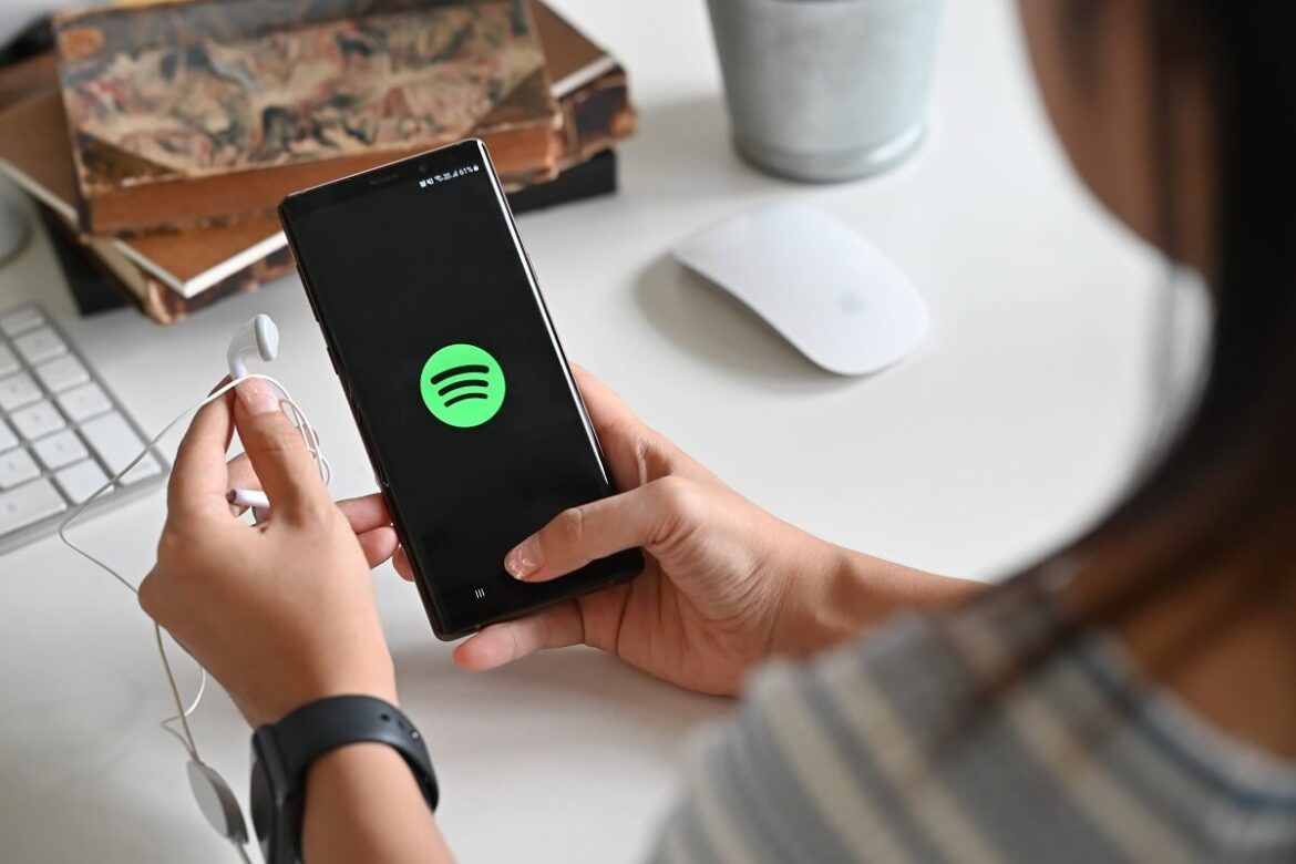 Tem como ganhar dinheiro ouvindo música no Spotify? Saiba se é