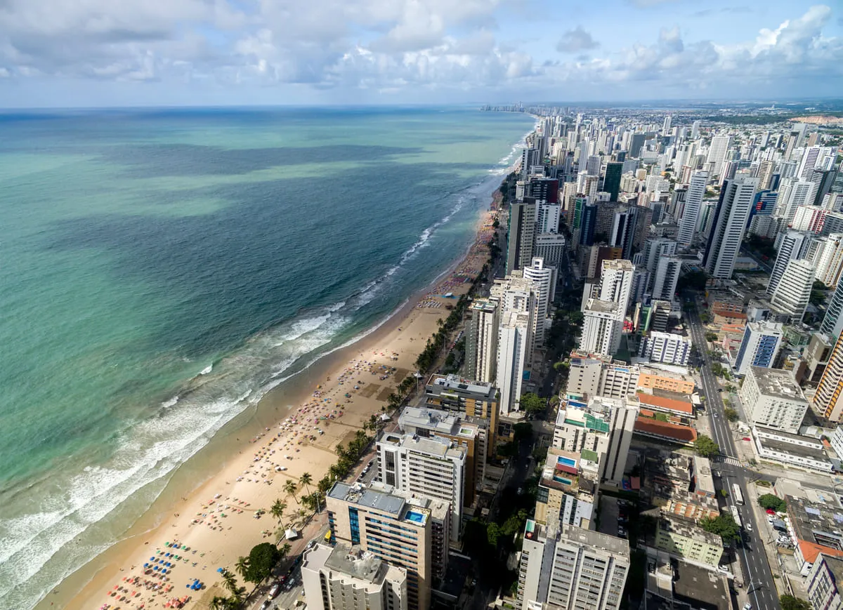 Litoral de Recife com prédios na beira da praia