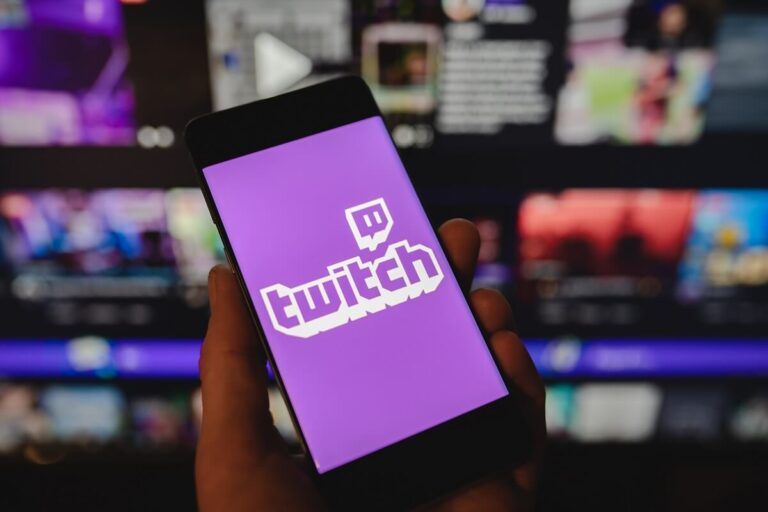 Celular aberto com logo da Twitch