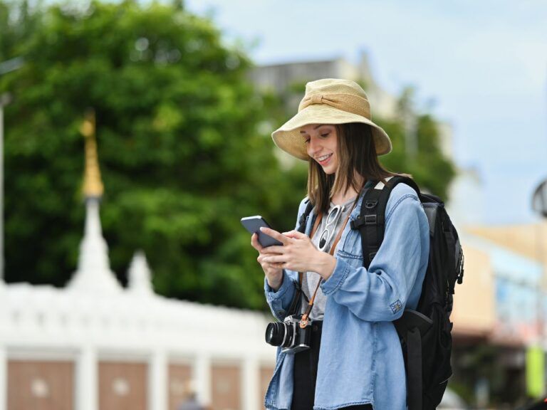 Mulher acessando aplicativos de viagem