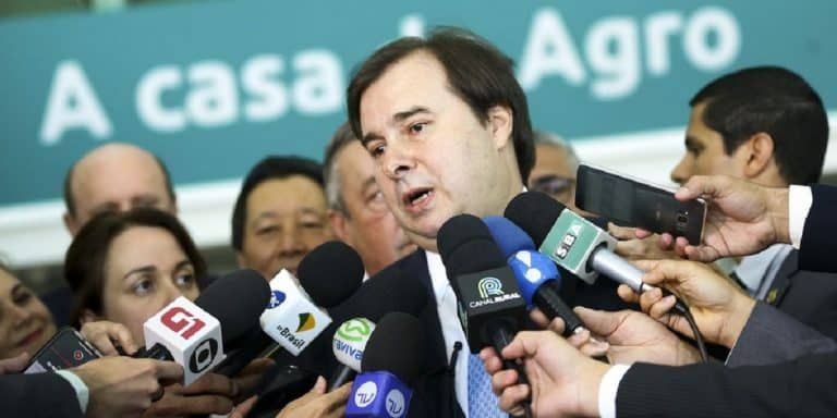 Rodrigo Maia sinaliza compromisso com a reforma administrativa, o que acalmou o câmbio. Crédito: Marcelo Camargo/Agência Brasil