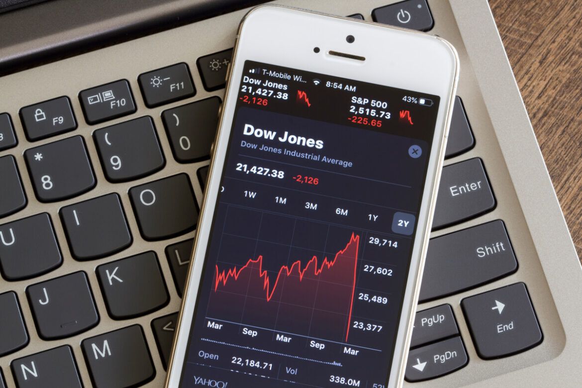 Smartphone exibindo gráficos do índice Dow Jones