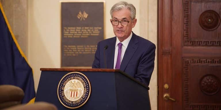 dólar e euro aguardam fala de jerome powell, presidente do FED