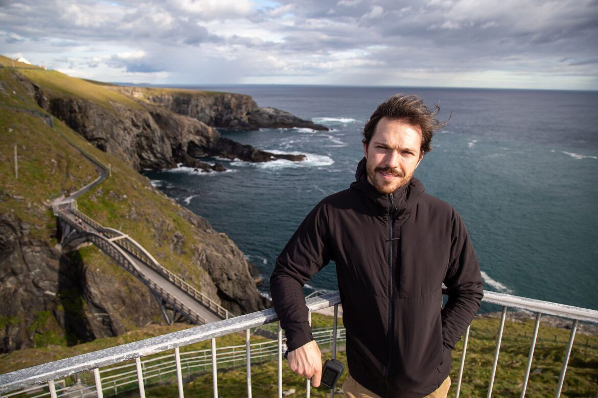 Um homem em um corrimão suspenso, simbolizando como é morar na Irlanda.