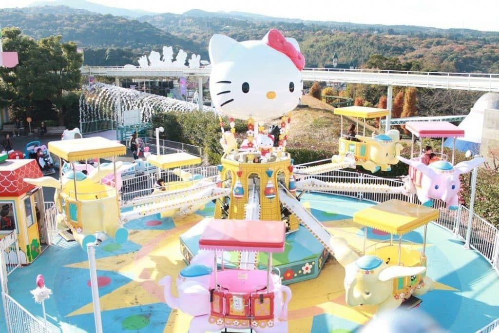 Imagina um parque de diversão focado na Hello Kitty? No Japão existe um!