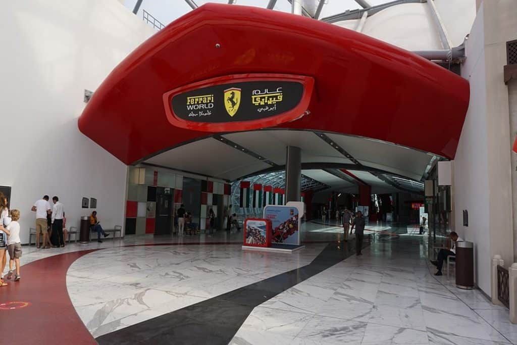 O Ferrari World é um lugar focado na marca automotiva Ferrari