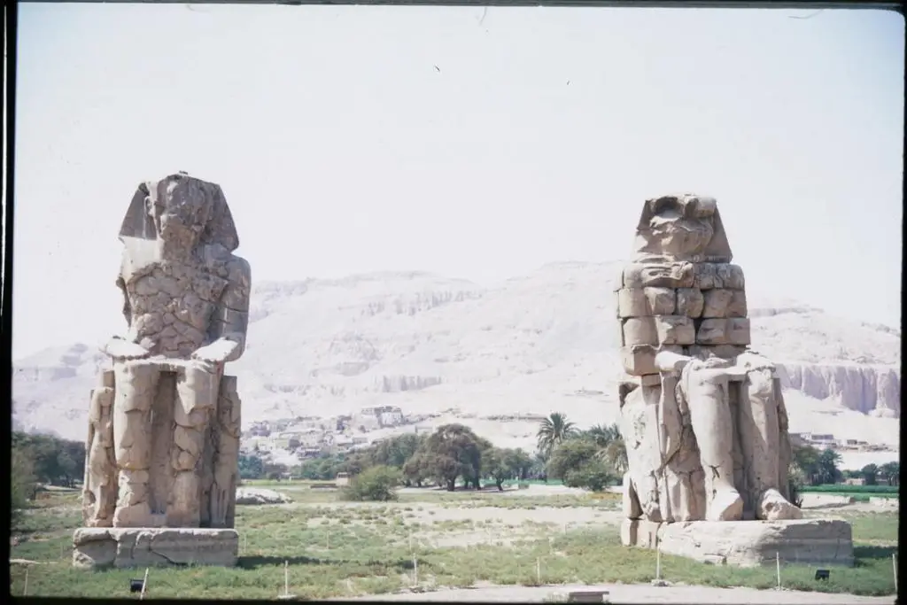 O Templo da Rainha Hatshepsut é um dos pontos turísticos mais incríveis do Egito e merece ser visitado.