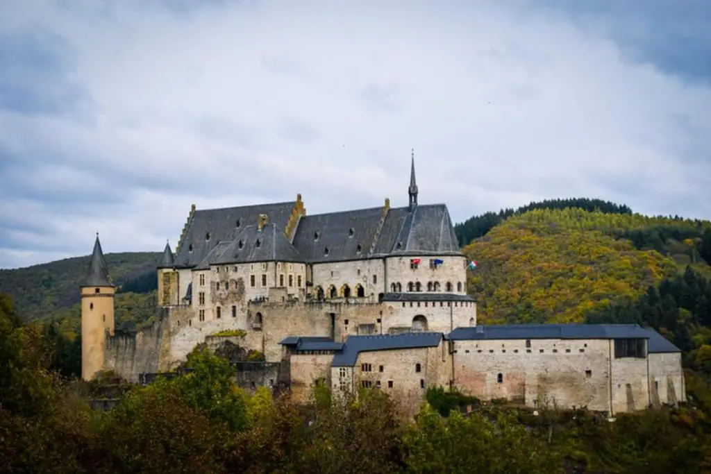 O  Castelo de Vianden é um dos pontos mais famosos de Luxemburgo.