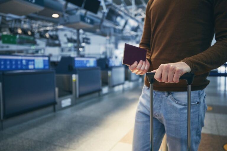 Homem no aeroporto após aprender a como fazer check-in