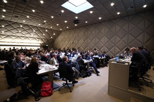 Muitos países divergem em alguns pontos no que diz respeito a regulamentação do comércio eletrônico, o que acentua necessidade de discussões. Foto: WTO/Jay Louvion