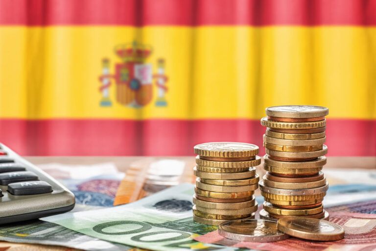 Imagem mostra moedas de euro para falar sobre enviar dinheiro para Espanha.