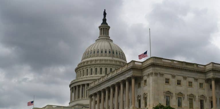 Impeachment de Trump avança no Congresso norte-americano, o que pode afetar o câmbio do dólar