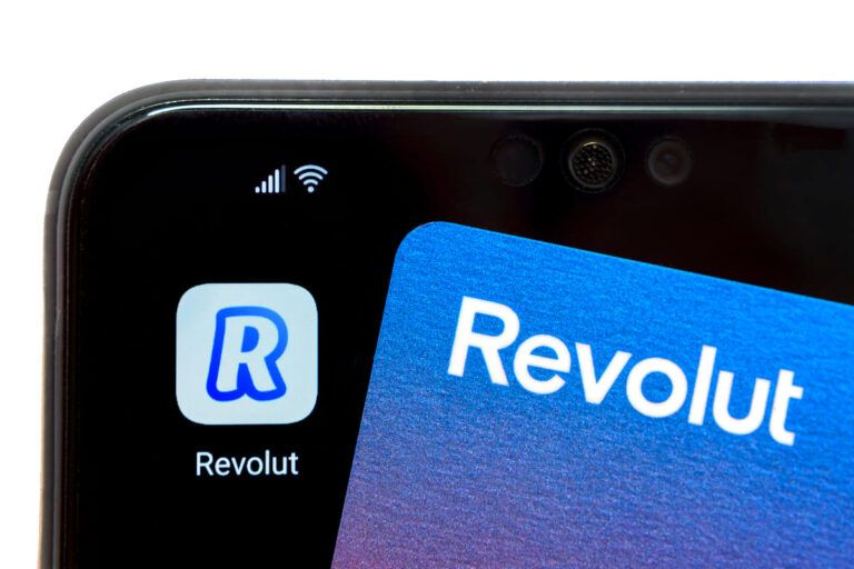 Ícone do aplicativo da Revolut na tela de um celular.