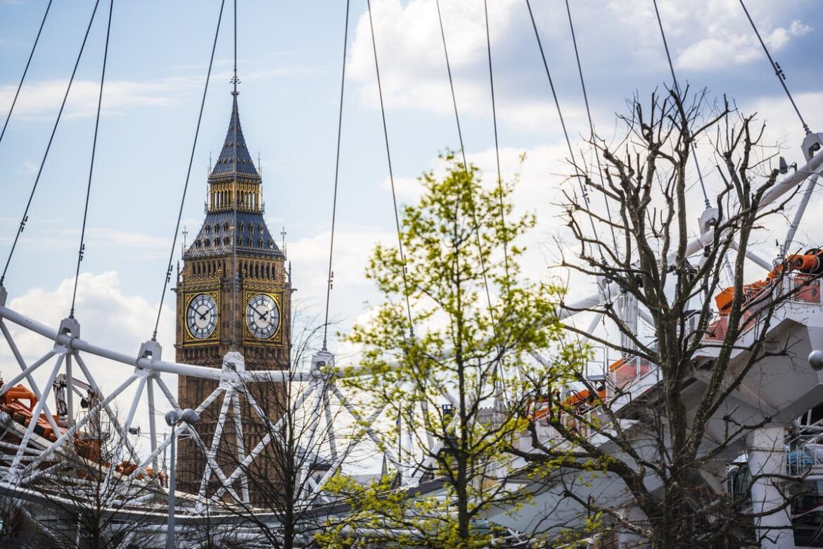 Vista de uma viagem para Londres. O céu está claro.