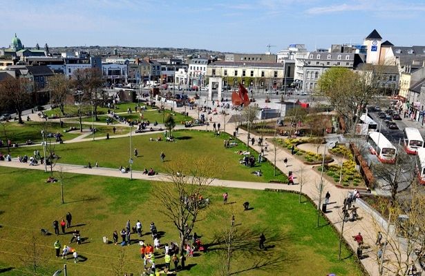 Se você optar por outras cidades que não sejam Dublin, pode economizar bastante ao estudar na Irlanda. Na foto temos vista panorâmica de Galway, quarta maior cidade da Irlanda.