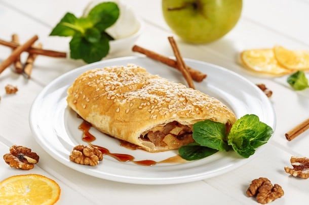 O Apfelstrudel  pode ser considerado o pai da torta de maçã. Feito com massa folheada e recheio de maça, é a sobremesa mais popular da Áustria.