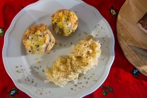 O Knödel é um salgadinho típico da Áustria. Ele é feito com massa de batata, presunto e legumes.