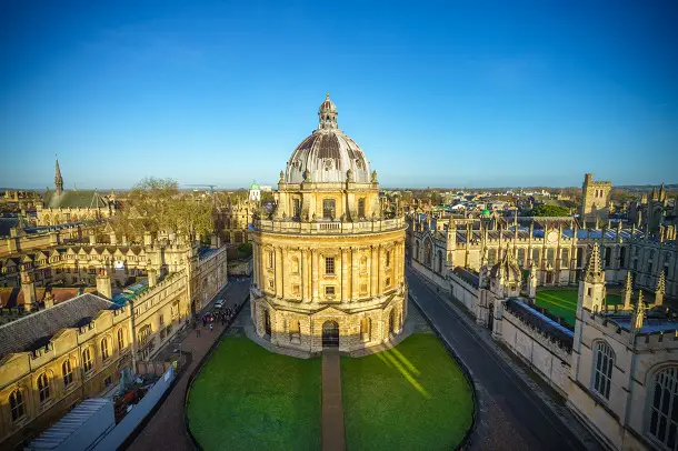 Considerada pela TopUniversities como a quarta melhor universidade do mundo, a renomada University of Oxford (foto) exige que estudantes brasileiros apresentem a nota do ENEM durante o processo seletivo.