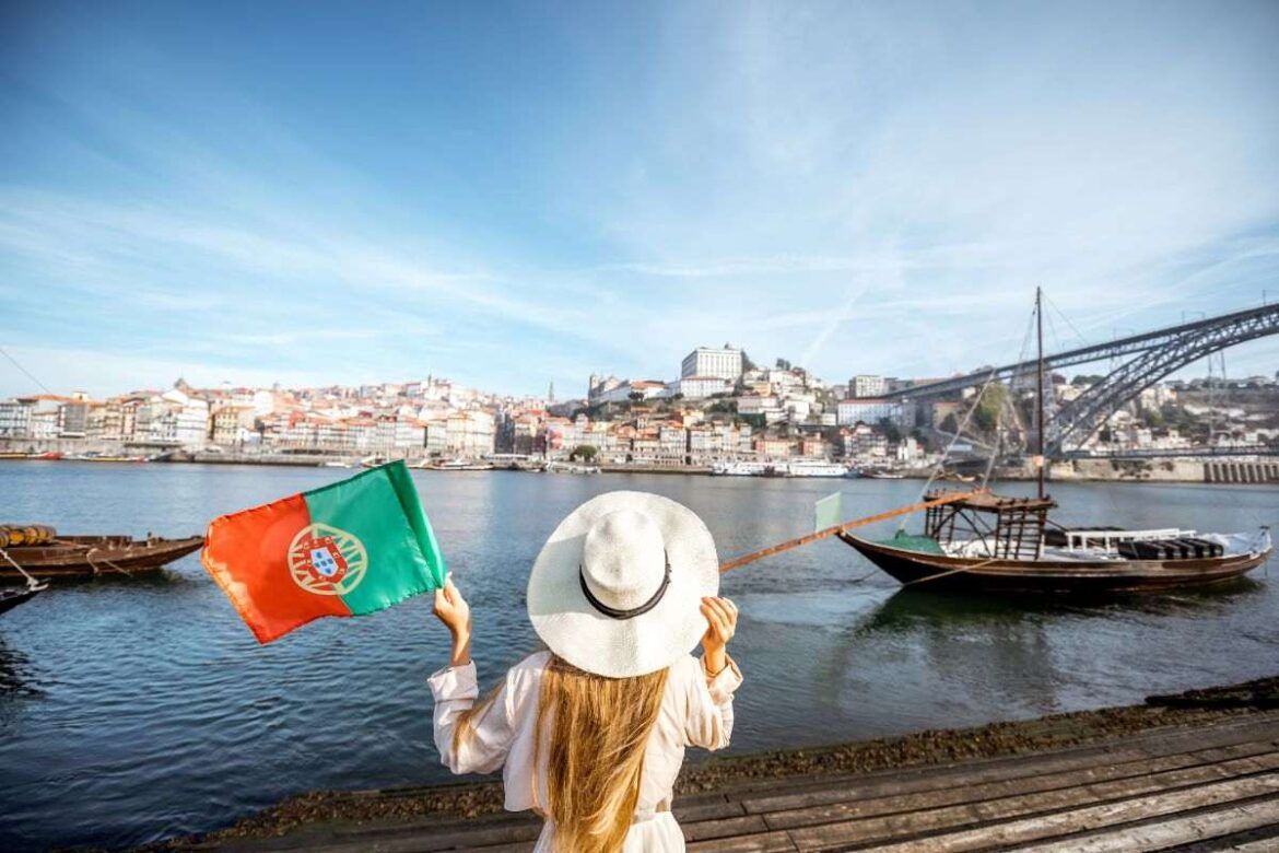 Mulher aproveitando o feriado em Portugal.