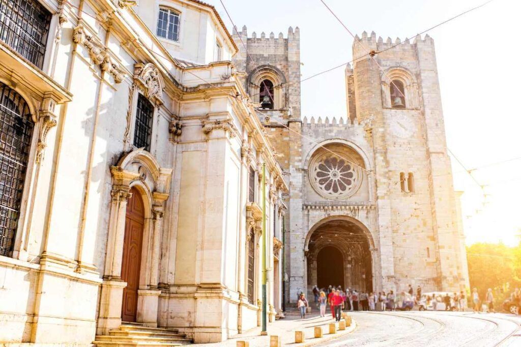 Fiéis entrando na igreja durante feriado em Portugal. 