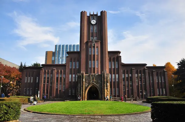 A Universidade de Tóquio é a melhor instituição de ensino superior do país.