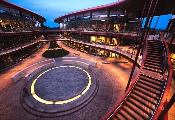 Stanford possui infraestrutura de ponta e investe bastante em pesquisa. Na foto temos o Clark Center, o centro de pesquisas biológicas da universidade.