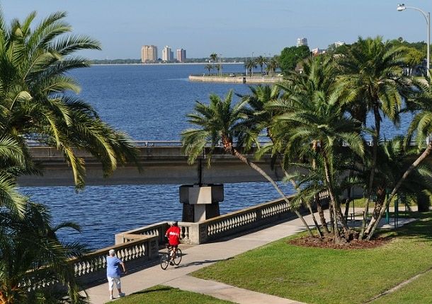 Cerca de 2,5 milhões de pessoas vivem na região metropolitana de Tampa, tornando-a uma das mais movimentadas da Flórida.