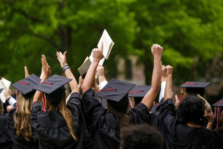 Alunos comemorando formatura em uma Ivy League.