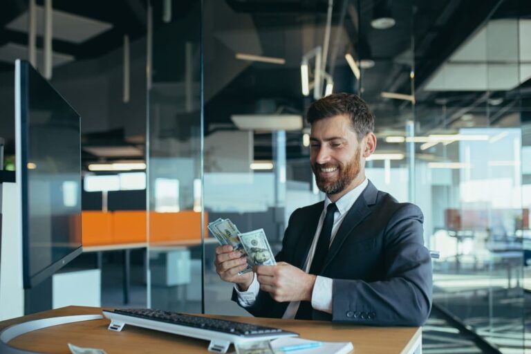 Homem contando dinheiro para fazer transferência pela Wise ou Western Union.