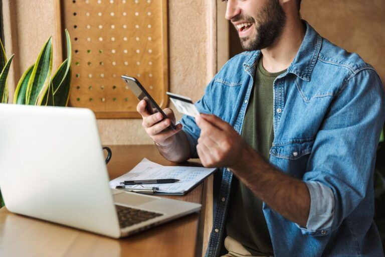 Homem adicionando dados do PayPal no Google Pay pelo smartphone.