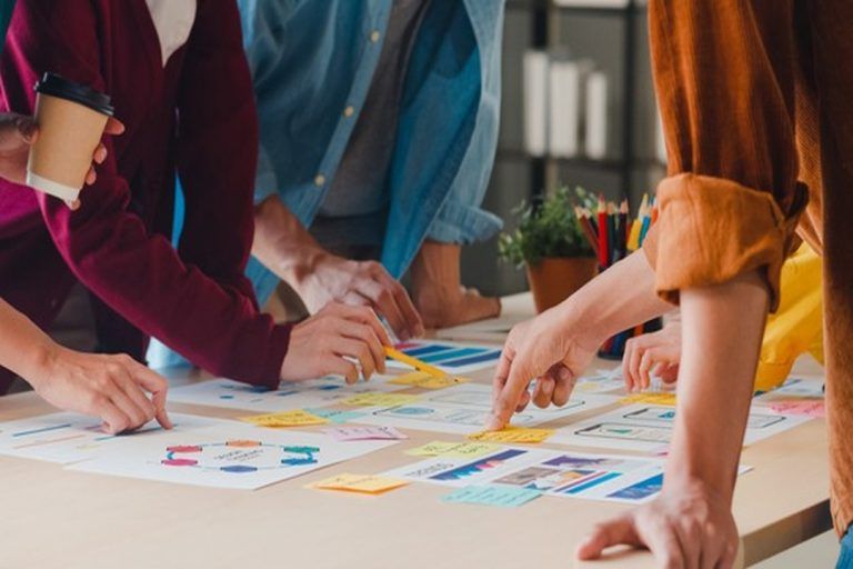 Teoria U: equipe de trabalho debatendo ideias