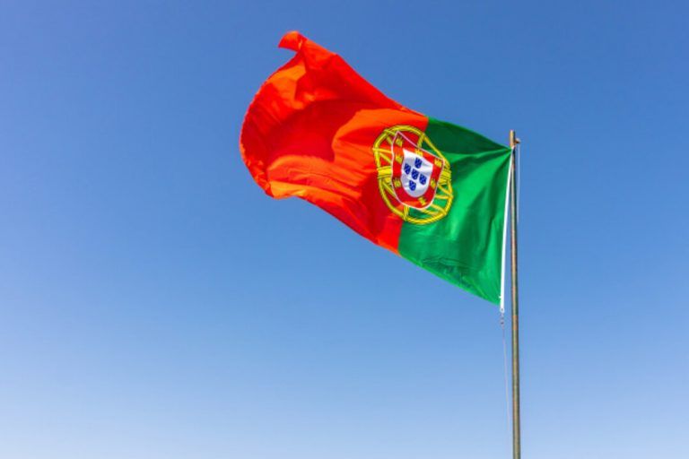 Ensino em Portugal: bandeira do país hasteada