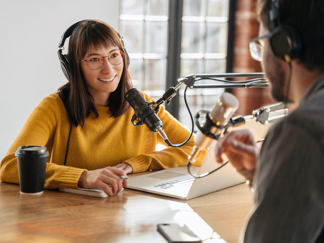 Dupla apresentando podcasts para aprender inglês