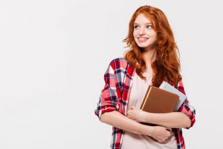 Estudante segurando livros, representando o sistema educacional canadense