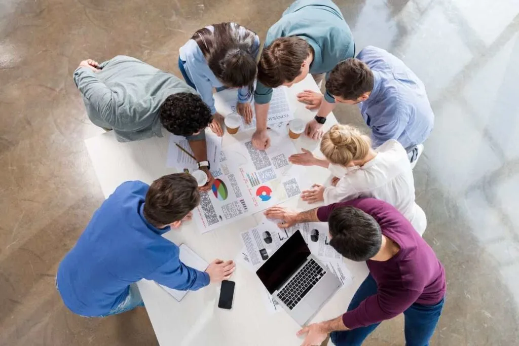 Equipe criando plano para abrir empresa na Europa. 