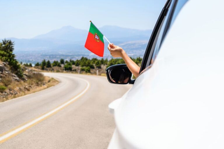 Mulher dirigindo carro com carteira de motorista em Portugal.