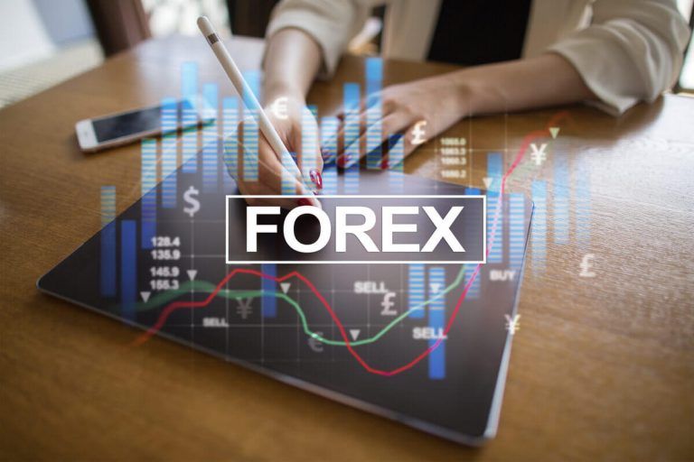 Imagem de uma mesa onde uma pessoa acessa um tablet que apresenta alguns gráficos. Ao centro da imagem o logo da Forex.