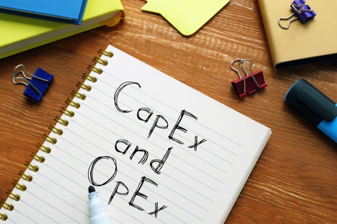 Palavras CAPEX e OPEX escritas em uma folha de caderno.