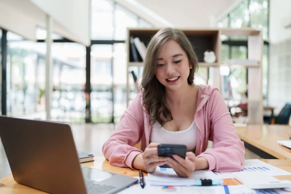 Mulher jovem aprendendo a como criar conta PayPal para fazer transferências