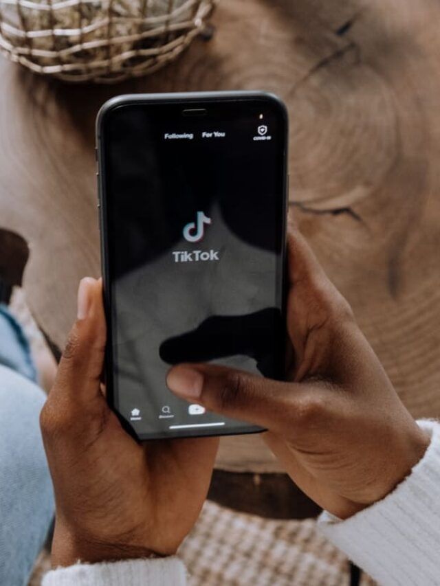 Pessoa olhando no celular como ganhar dinheiro no TikTok.