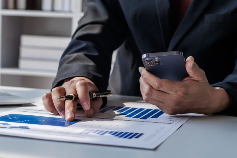 Um homem branco calculando o EBITDA da sua empresa