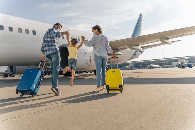 Casal entrando em um avião após passar a fronteira dos EUA.