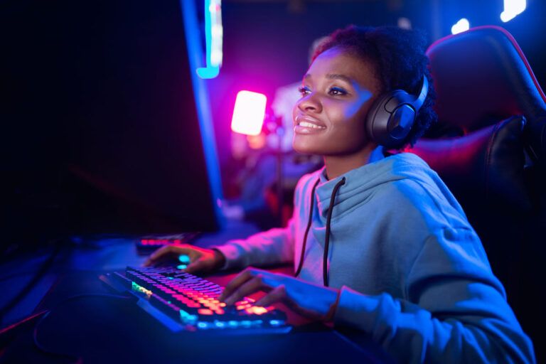 Mulher negra jogando e representando o que é um streamer.