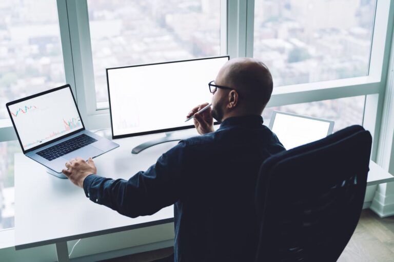 Pessoa trabalhando em frente ao computador para ilustrar um texto sobre a avenue securities