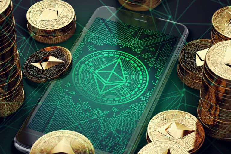 Smartphone com símbolo de Ethereum na tela. O aparelho está envolvido por pilhas de moedas Ether douradas. A ilustração simboliza como comprar Ethereum.